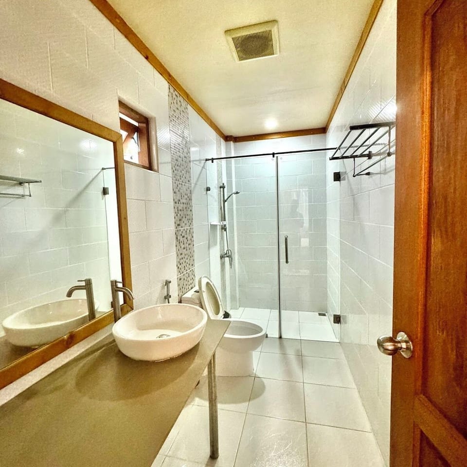 Deluxe Double Room | Bathroom | Hair dryer, slippers