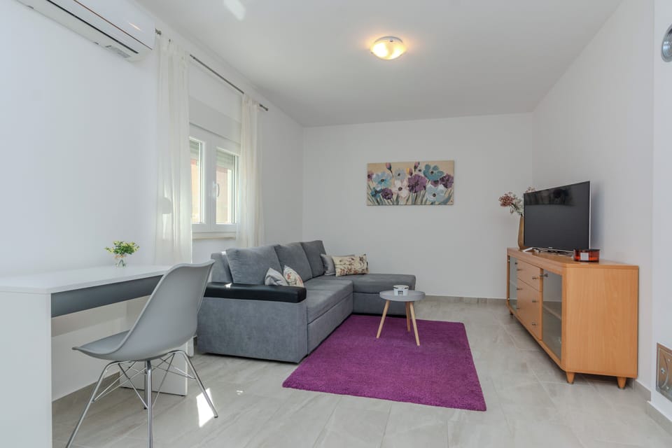 Comfort House, Pool View | Living area | 100-cm flat-screen TV with satellite channels