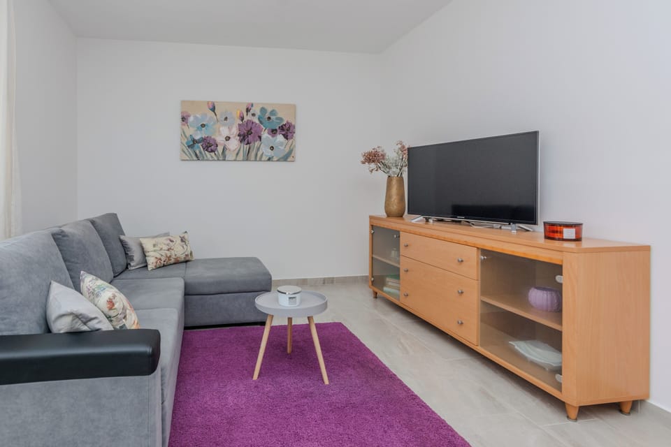 Comfort House, Pool View | Living area | 100-cm flat-screen TV with satellite channels