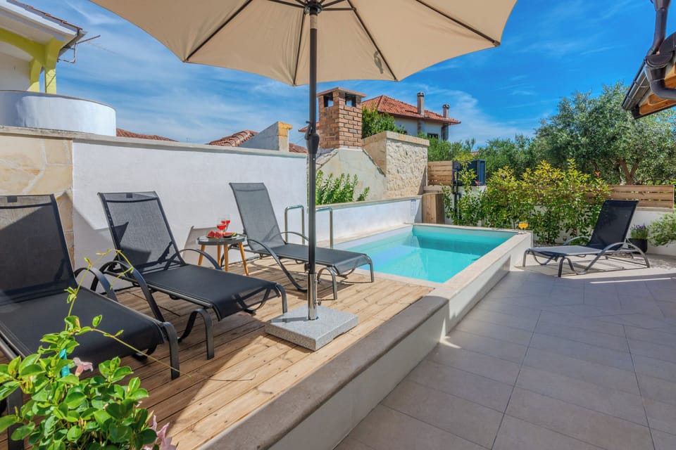 Outdoor pool, pool umbrellas, sun loungers
