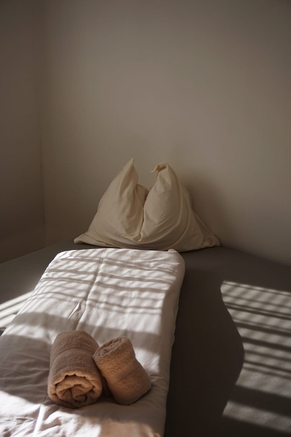 Single Room | Laptop workspace, free WiFi, bed sheets