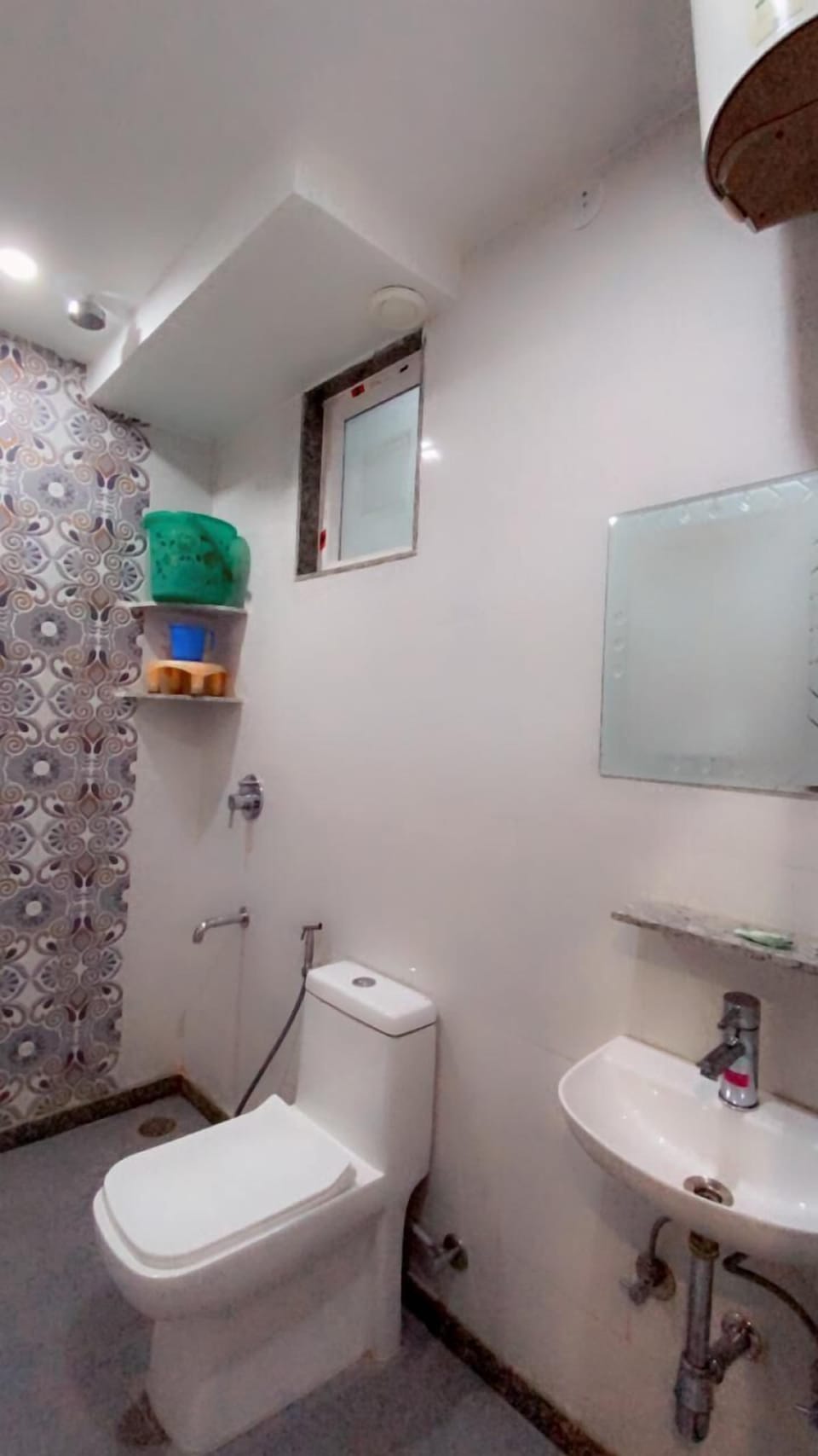 Deluxe Double Room | Bathroom | Shower, slippers, towels, soap