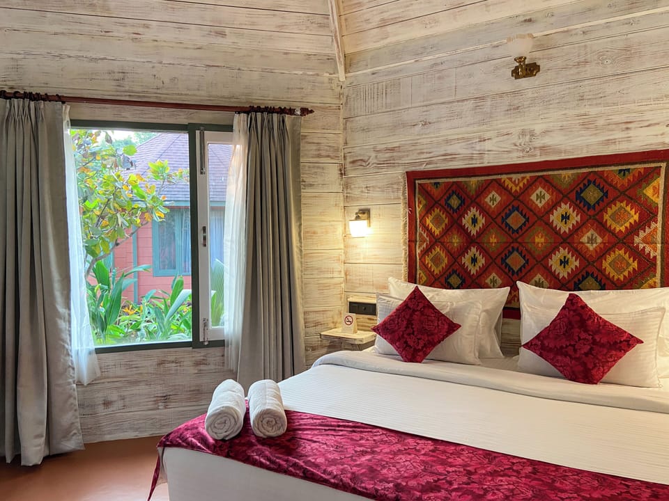 Luxury Room | Desk, soundproofing, iron/ironing board, WiFi (free)