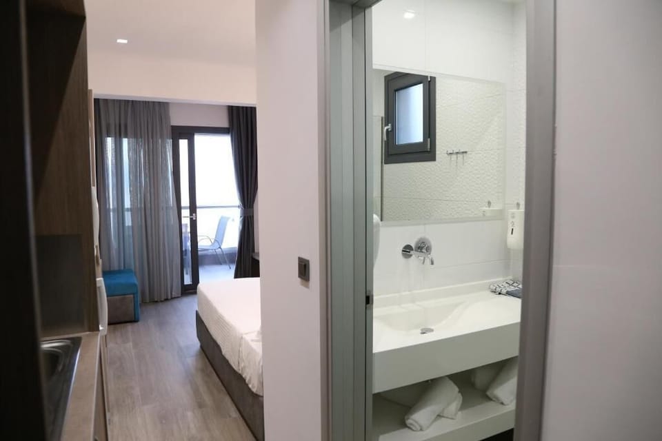 Deluxe Studio | Laptop workspace, soundproofing, free WiFi