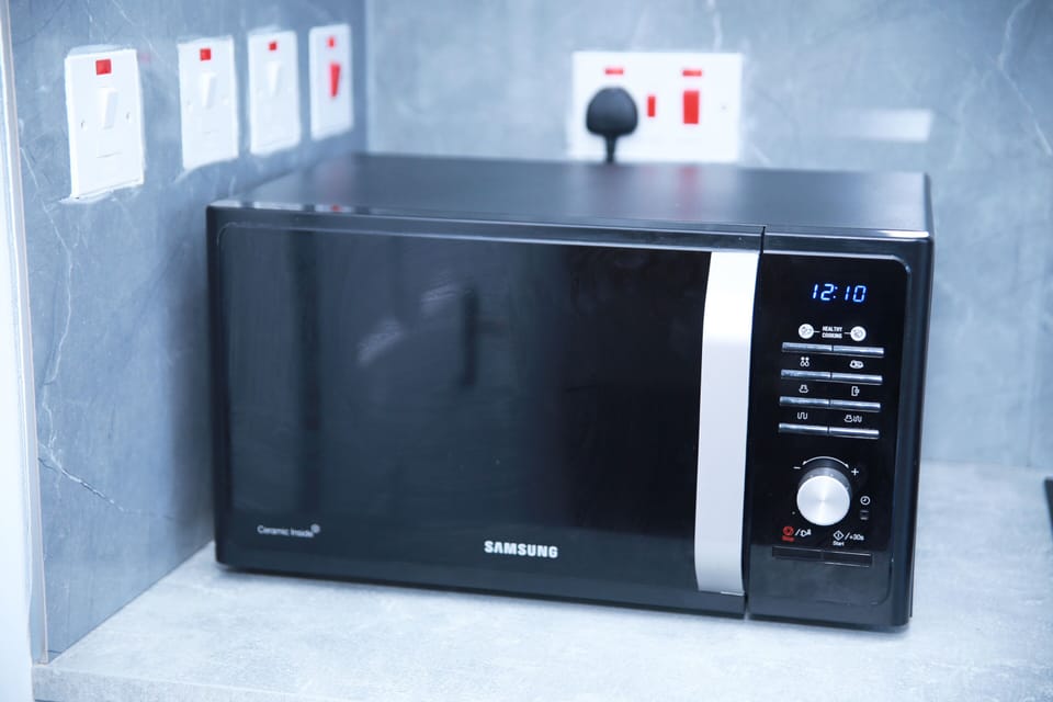 Full-size fridge, microwave, oven, stovetop