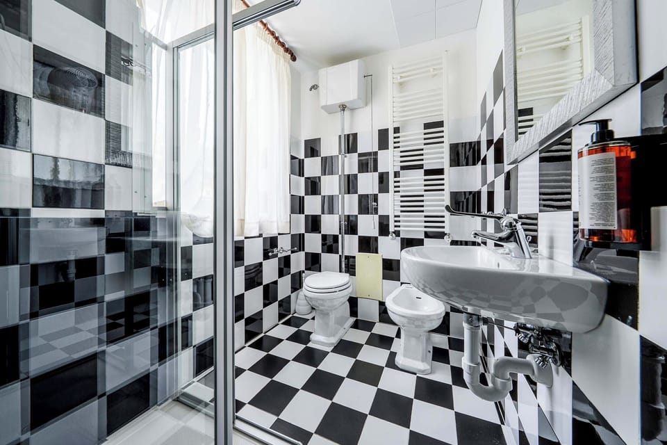 Economy Double Room | Bathroom | Free toiletries, hair dryer, bidet, towels