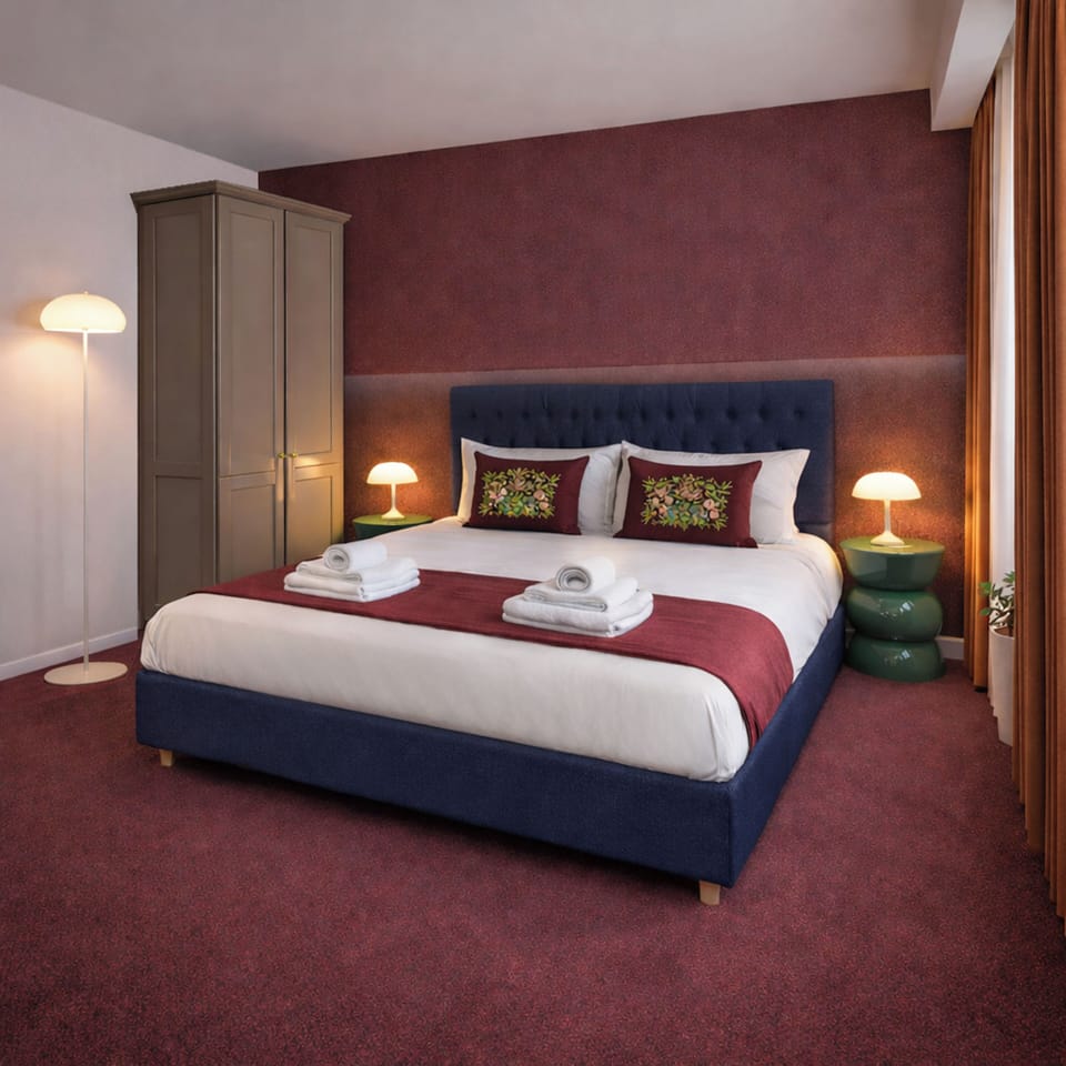 Standard Room, Lake View | Minibar, in-room safe, desk, laptop workspace