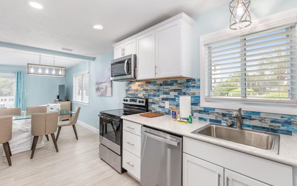 House, Multiple Beds (Blue Dolphin) | Private kitchen | Toaster