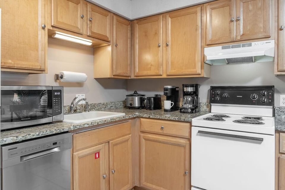 Condo, Multiple Beds (Moonlit Tides at Gentle Winds A4) | Private kitchen | Oven