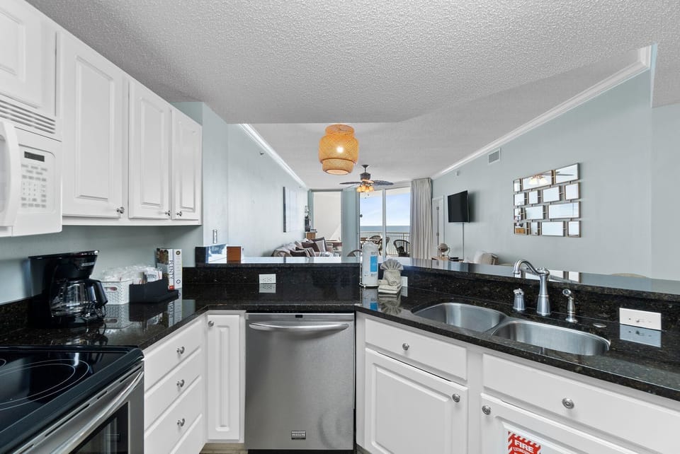 Condo, 1 King Bed with Sofa bed (Palacio 303) | Private kitchen | Oven, stovetop, dishwasher, toaster
