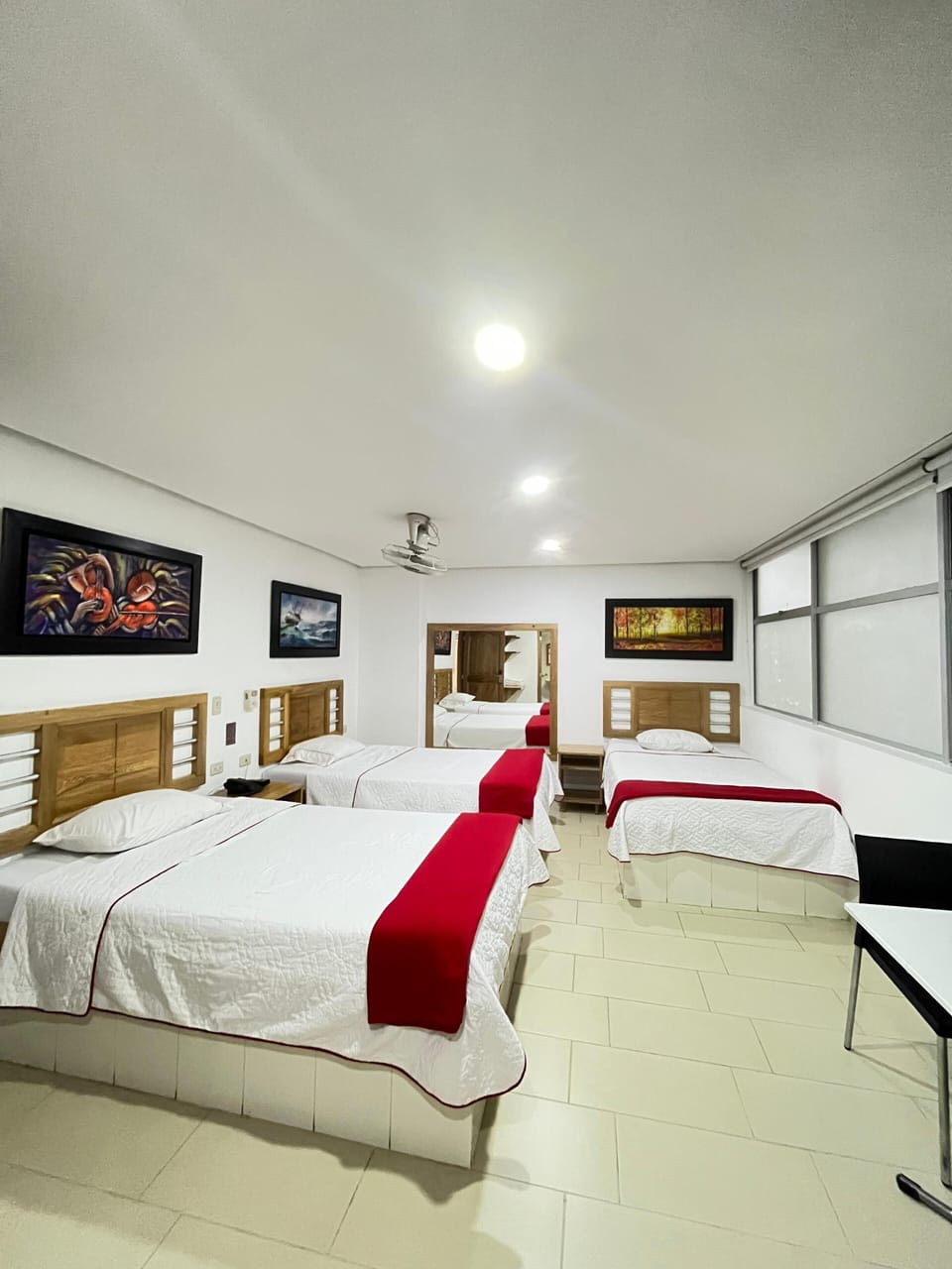 Triple Room | Laptop workspace, soundproofing, free WiFi