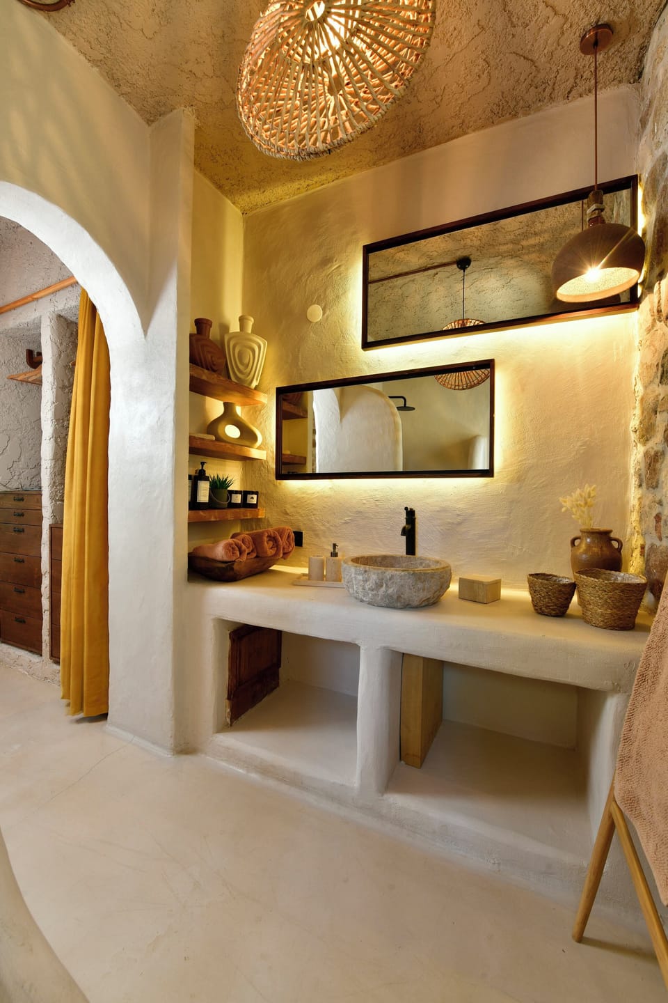 Classic Room | Bathroom | Free toiletries, hair dryer, slippers, towels