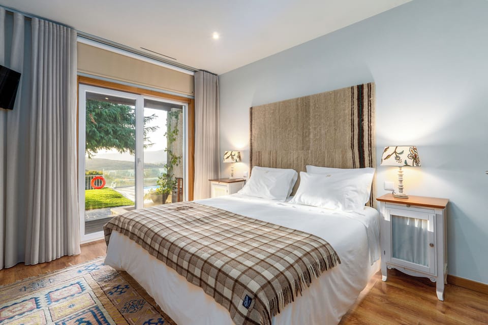 Deluxe Double or Twin Room | Desk, soundproofing, free WiFi, bed sheets