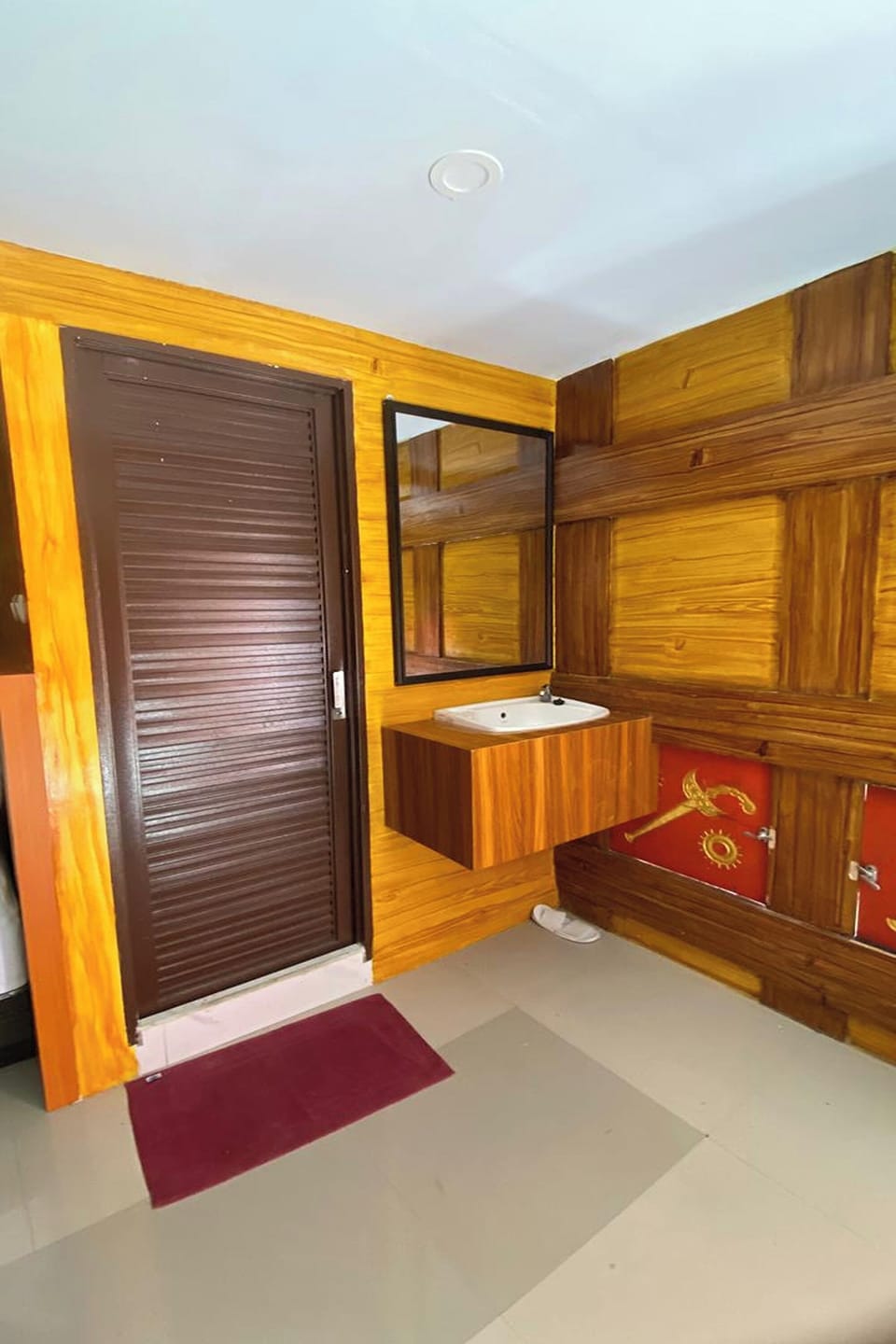 TONGKONAN SUITE | Desk, iron/ironing board (on request), rollaway beds (surcharge)