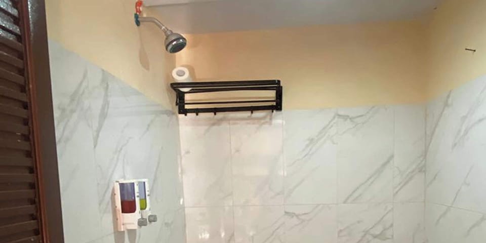 TONGKONAN SUITE | Bathroom | Shower, rainfall showerhead, free toiletries, hair dryer (on request)