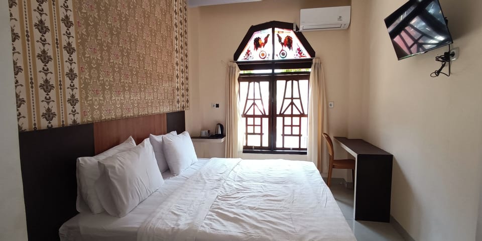 Deluxe Room | Desk, iron/ironing board (on request), rollaway beds (surcharge)