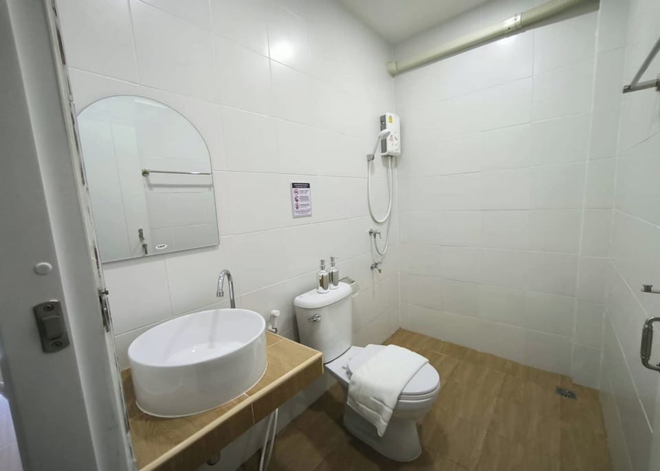 Shower, rainfall showerhead, free toiletries, hair dryer