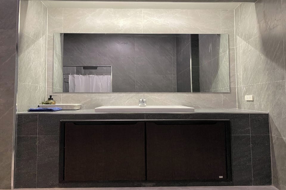 Executive Suite | Bathroom | Shower, rainfall showerhead, free toiletries, hair dryer
