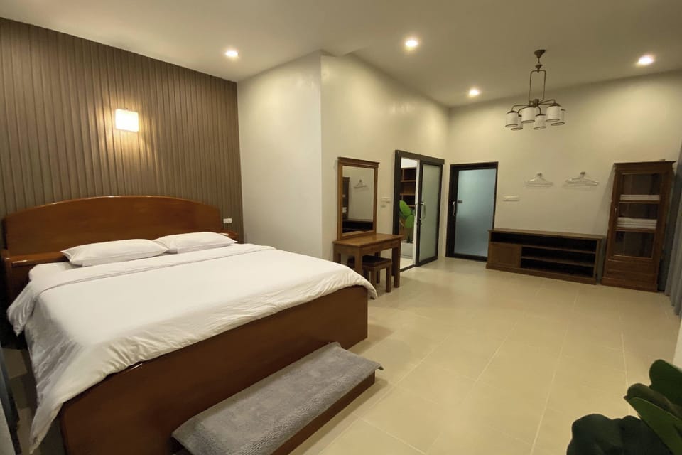 Executive Suite | 1 bedroom, minibar, desk, soundproofing