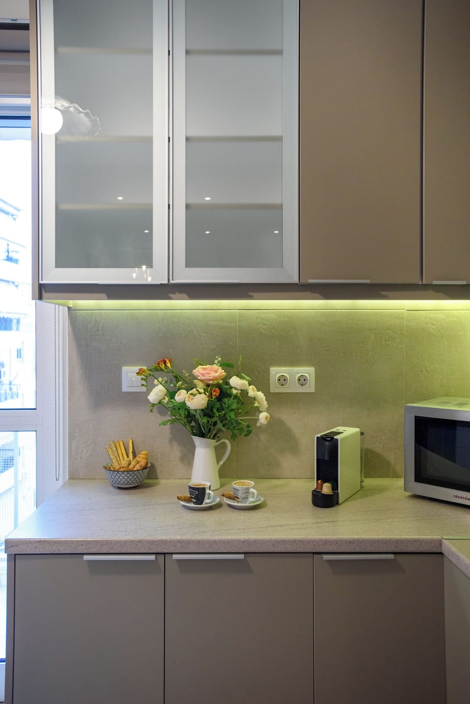 Family Apartment | Private kitchen | Full-size fridge, microwave, oven, stovetop