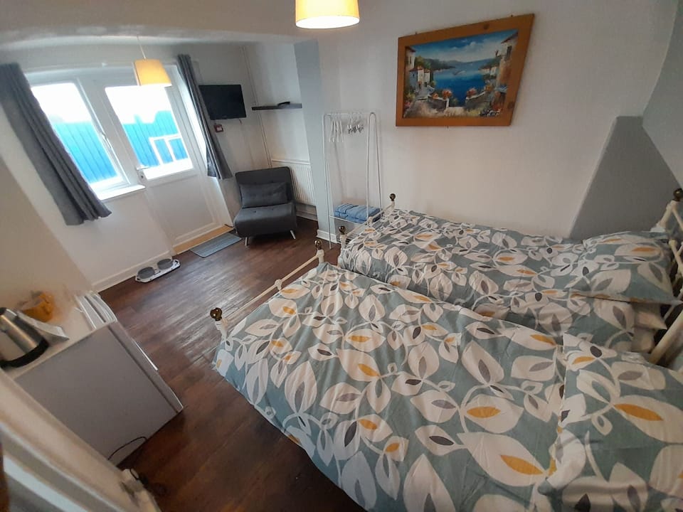 Classic Triple Room, Ensuite | Blackout drapes, iron/ironing board, free WiFi