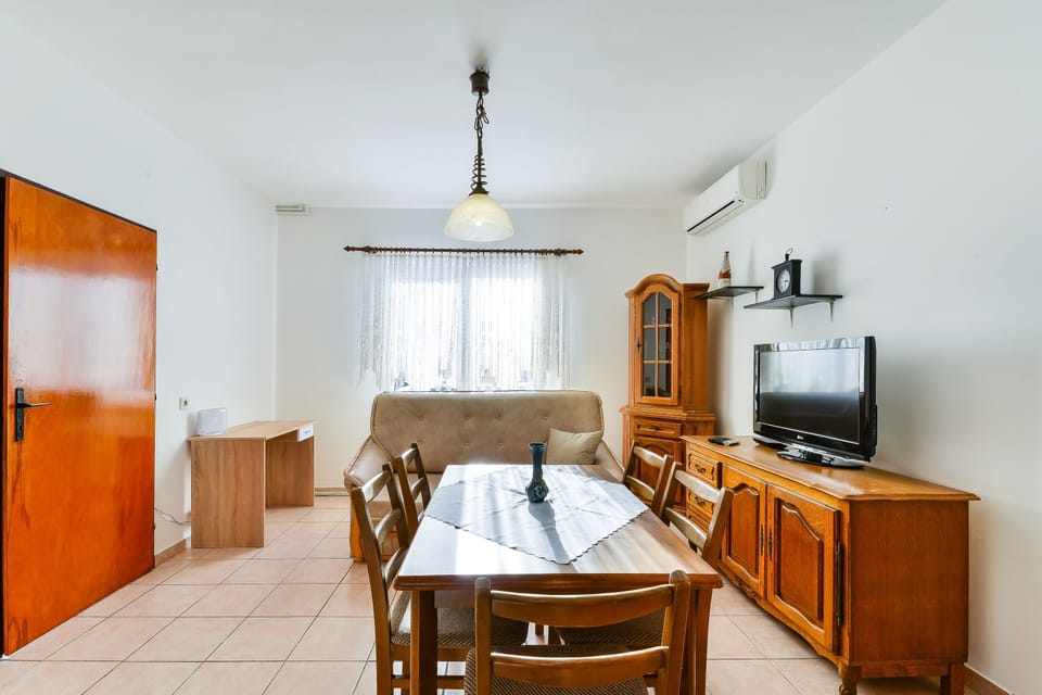 Comfort Apartment, Non Smoking, Garden View | In-room dining