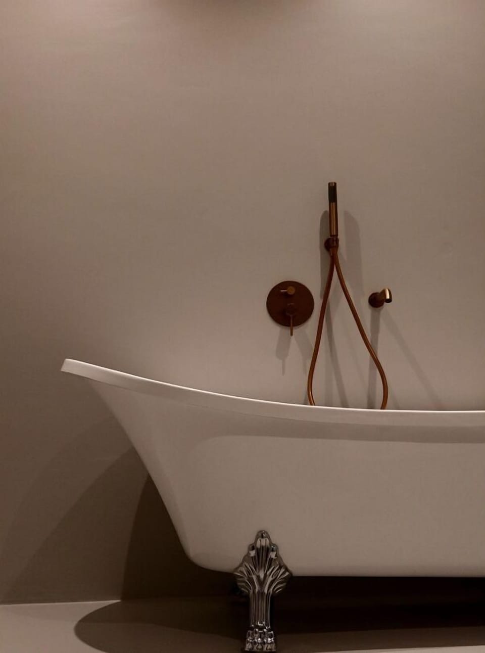 Luxury Suite | Bathroom | Hair dryer, slippers, towels, toilet paper