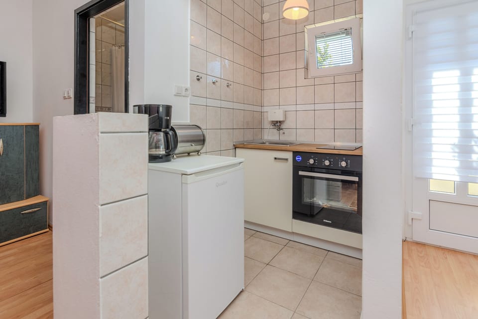 Comfort Apartment, Partial Sea View | Private kitchen | Full-size fridge, microwave, oven, stovetop