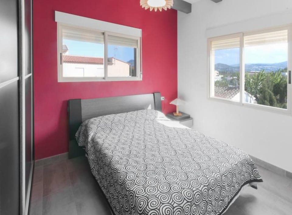 4 bedrooms, bed sheets