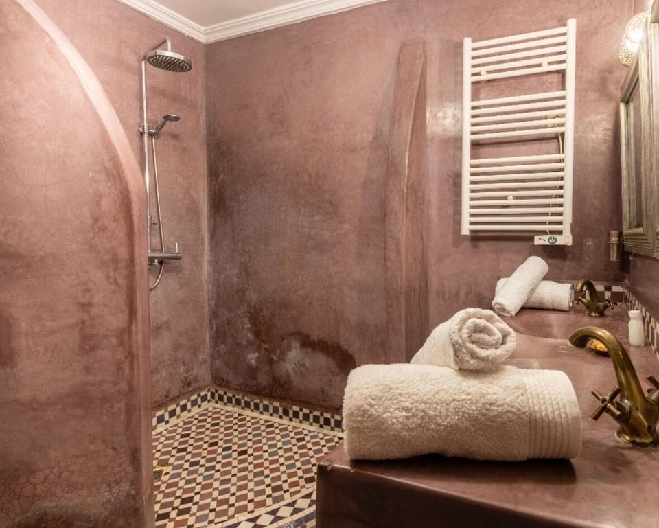 Standard Double Room, 1 Bedroom | Bathroom | Shower, hair dryer, towels, soap