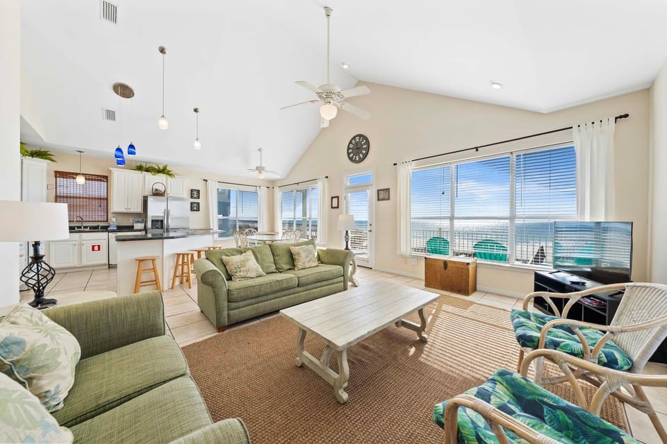 House, Multiple Beds (Far Reach II) | Living area