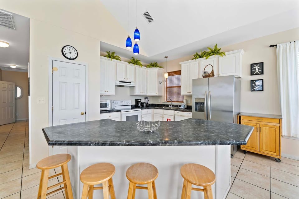 House, Multiple Beds (Far Reach II) | Private kitchen | Oven, toaster