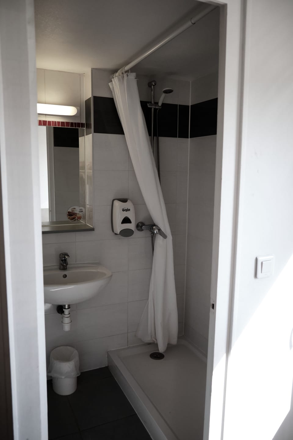 Shower, eco-friendly toiletries, towels