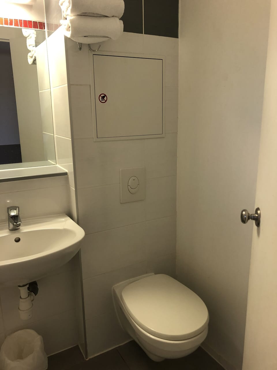 Shower, eco-friendly toiletries, towels