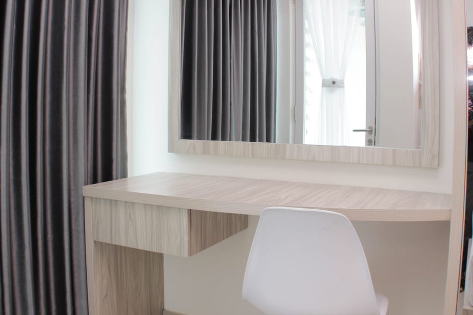 Deluxe Studio | Desk