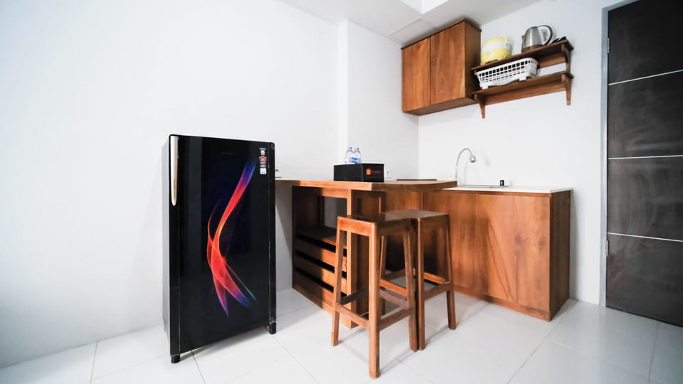 Deluxe Apartment | Private kitchen | Fridge, stovetop, rice cooker, dining table
