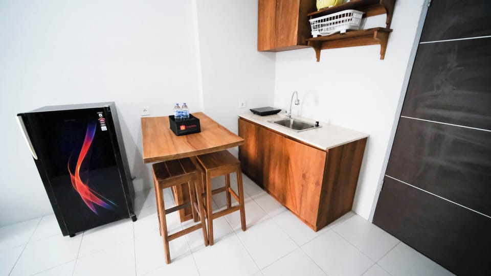 Deluxe Apartment | Private kitchen | Fridge, stovetop, rice cooker, dining table