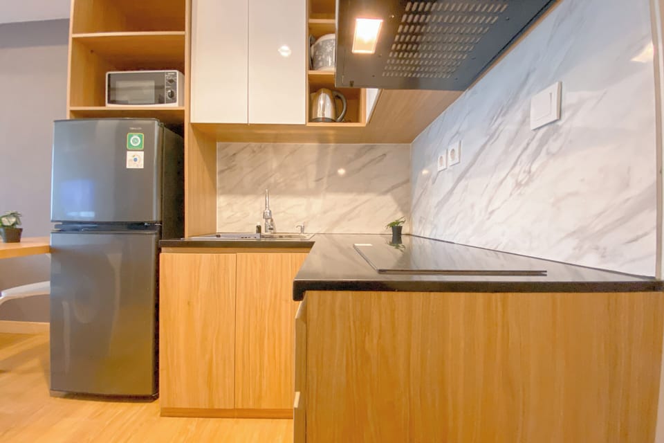 Deluxe Apartment | Private kitchen | Fridge, microwave, stovetop, rice cooker