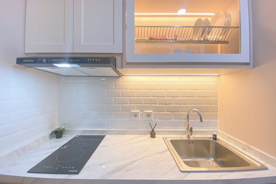 Deluxe Apartment | Private kitchen | Fridge, stovetop, rice cooker, dining tables