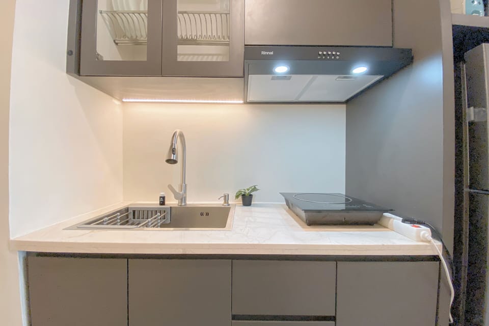 Deluxe Apartment | Private kitchen | Fridge, stovetop, rice cooker