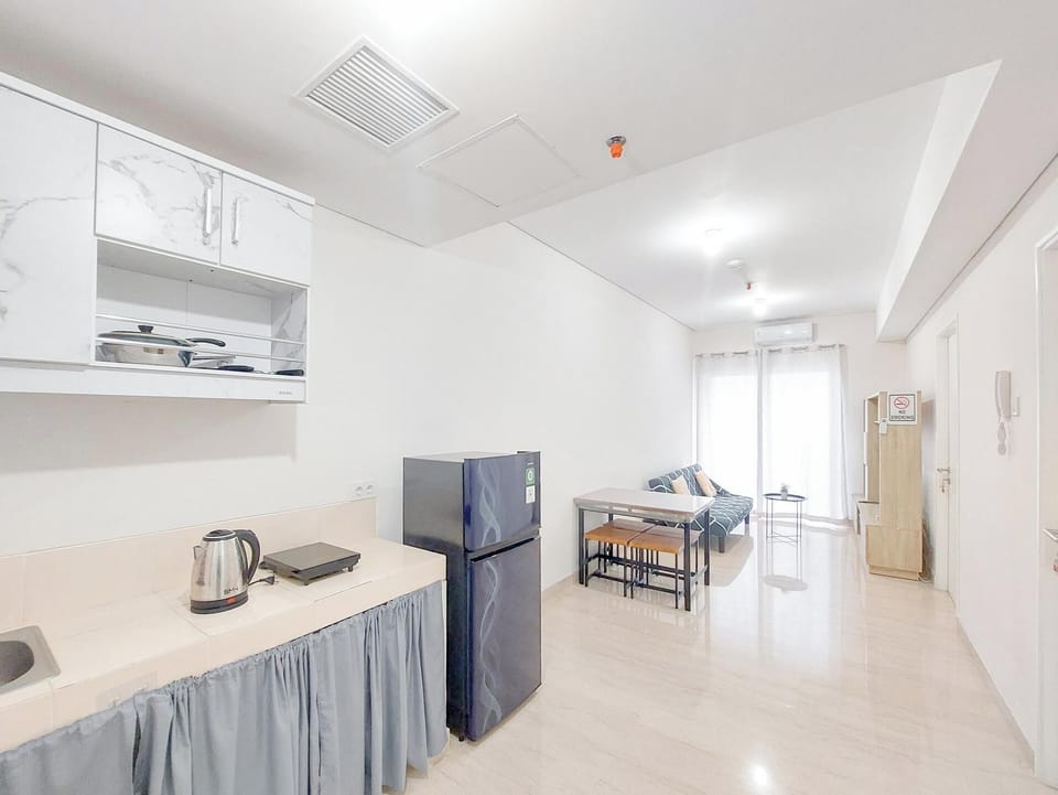 Deluxe Apartment | Private kitchen | Fridge, stovetop, rice cooker, dining table