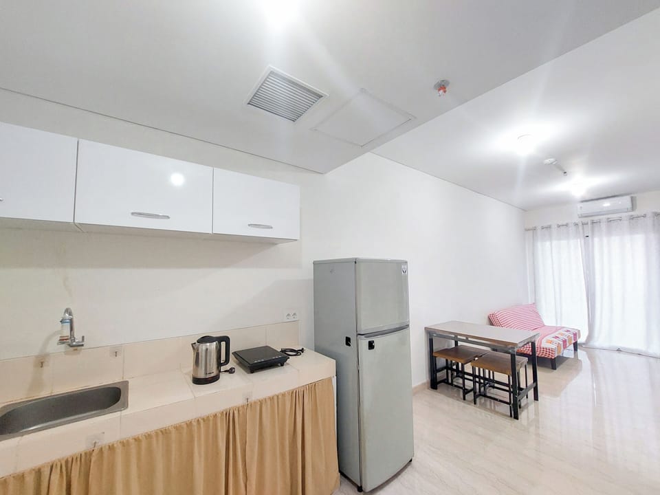Deluxe Apartment | Private kitchen | Fridge, stovetop, rice cooker, dining table