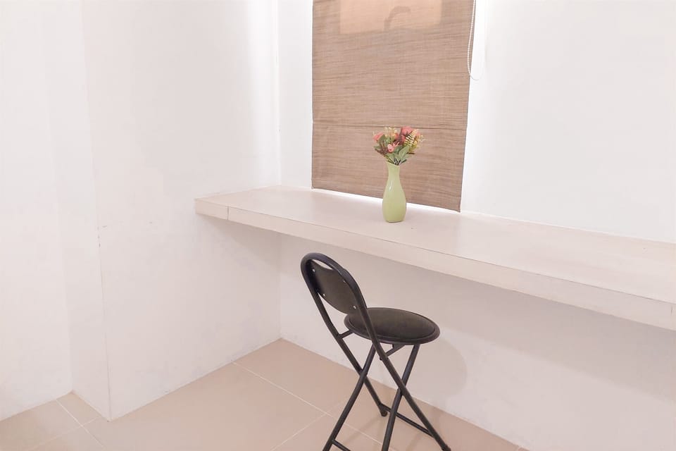 Deluxe Studio | Desk