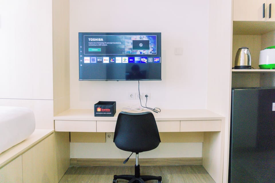 Deluxe Studio | Desk