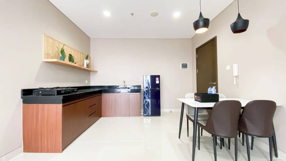 Deluxe Apartment | Private kitchen | Fridge, stovetop, rice cooker, dining tables