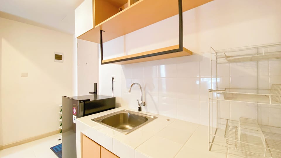 Deluxe Apartment | Private kitchen | Fridge, stovetop, rice cooker, dining table