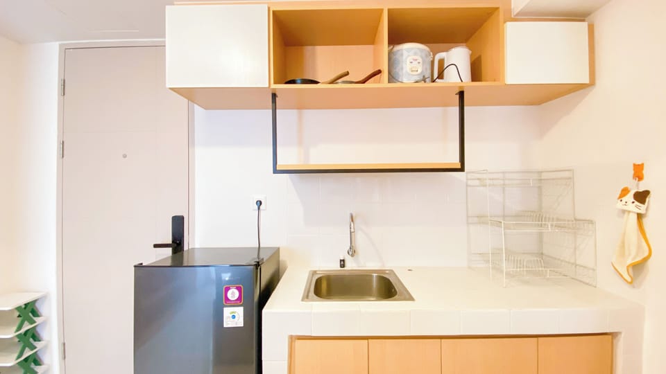 Deluxe Apartment | Private kitchen | Fridge, stovetop, rice cooker, dining table
