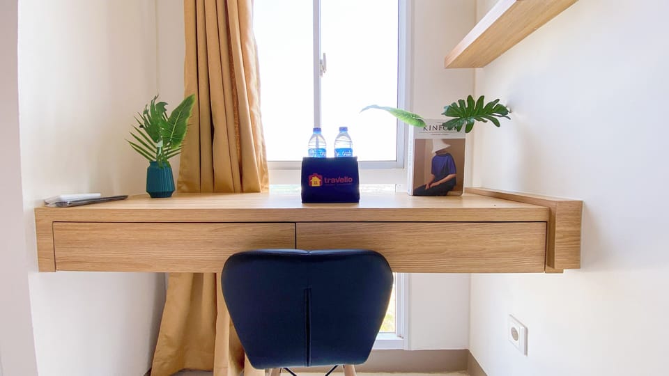 Deluxe Studio | Desk