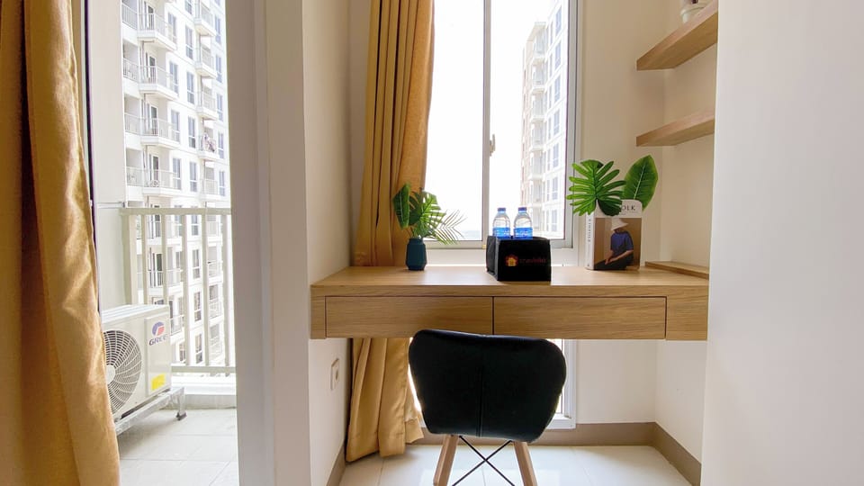 Deluxe Studio | Desk
