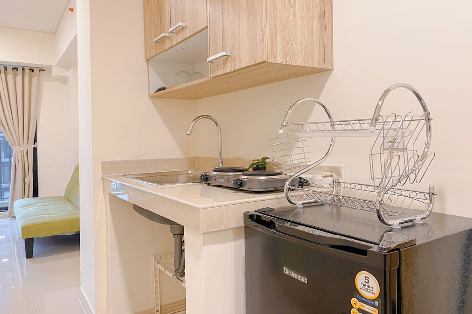 Deluxe Apartment | Private kitchen | Fridge, stovetop, rice cooker, dining tables